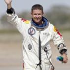 Hubo que atrasar el salto dos veces, pero a la tercera fue la vencida y Baumgartner logró su sueño y un hito: saltar en caída libre desde la estratosfera quitando la respiración a quienes le esperaban con los pies en la tierra.