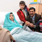 La joven paquistaní, en lucha porque todas las niñas tengan acceso a la educación, fue atacada por integristas talibanes y rozó la muerte, pero se convirtió en un símbolo y se recupera en un hospital londinense.