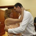 Susana Díaz y Pedro Sánchez se abrazan en el congreso del PSOE que proclamó al madrileño secretario general del partido en julio de 2014.