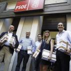Presentación de avales del equipo de Pedro Sánchez en junio de 2014 para la consulta para secretario general. Entre sus enviados, Antonio Pradas (primero a la izquierda) y Estefanía Martínez Palop. Los dos dimitirían de su Ejecutiva el pasa...