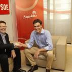 El líder de los socialistas valencianos, Ximo Puig, se ríe con Pedro Sánchez, el 16 de julio de 2014 tras ser elegido secretario general. Lo había apoyado en la consulta. Puig dimitiría dos años más tarde de la Ejecutiva y votaría en su ...