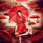 "Una teoría de por qué abrir el paraguas bajo techo trae mala suerte viene de la idea del paraguas como protector contra las tormentas de la vida. Si uno lo abre en su casa, los espíritus guardianes del hogar podrían pensar que siente que su...