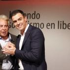 El expresidente Felipe González y el ex secretario general Sánchez en un acto en octubre de 2014, tres meses después de ser elegido líder de Ferraz. El sevillano cargó contra el madrileño la semana pasada en una entrevista en la Cadena Ser...