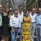 En la feria de Málaga del año pasado, Sánchez posa con Miguel Ángel Heredia (a la izquierda). El malagueño sería uno de los que criticaría con más fuerza los planes de Sánchez la semana pasada en la reunión del grupo parlamentario en e...