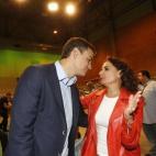 Sánchez besa a la consejera de Hacienda de la Junta de Andalucía, María Jesús Montero, en un acto con militantes en Sevilla en noviembre de 2014. Ella sería la encargada de presentar la semana pasada el informe de los críticos en la Comisi...