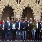 En noviembre de 2014, Sánchez reunió a todos sus barones en el Consejo Territorial en el Palacio de la Aljafería, en Zaragoza. En esta foto aparece flanqueado por Susana Díaz y Javier Fernández, dos de los que idearon el plan para su dimisión.