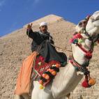 Esta pirámide es única la mires por donde la mires: es la más antigua de las Siete Maravillas del mundo, es la única de ellas que aún perdura y, cómo no, es la más grande de Egipto con sus 147 metros de altura. Y eso que ya tiene más de ...