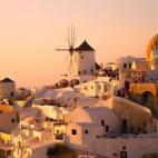 La isla blanca por excelencia de las Islas Cícladas y, sin duda, la isla perfecta para disfrutar de la puesta de sol más famosa del mundo. Millones de flashes se disparan cada año en esta isla y es que el paisaje, definitivamente, lo merece. ...