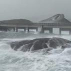 La carretera del Atlántico (es una 'vía' que abarca desde la costa continental y va saltando isla en isla hasta Averøy. Apenas son ocho kilómetros de recorrido, distancia suficiente como para atravesar ocho puentes sobre el océano.