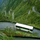 Se trata de la carretera más elevada del país y se necesitan seis horas para recorre su trazado en zig-zag.