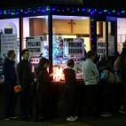 Sin luz, pero con paciencia. Los votantes hacen cola