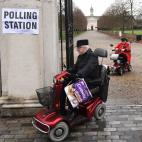 Dos personas se dirigen en vehículos especiales a ejercer su derecho