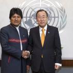En esta foto entregada por las Naciones Unidas, el presidente de Bolivia Evo Morales, izquierda, posa junto al secretario general de la ONU Ban Ki-moon, en la sede del organismo en Nueva York, el miércoles 8 de enero de 2014. (AP Photo/The Unit...