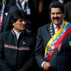 El presidente de Bolivia Evo Morales, izquierda, bromea con el mandatario venezolano Nicolás Maduro en Caracas, Venezuela, el martes 17 de diciembre de 2013. Maduro fue anfitrión de la II Cumbre Petrocaribe y la Alianza Bolivariana de los Pueb...