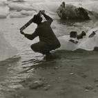 Lavando negativos en el agua descongelada de icebergs.