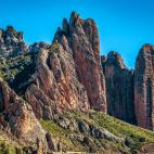 A escasos kil&oacute;metros de la ciudad emerge los Mallos de Riglos, Ag&uuml;ero y Pe&ntilde;a Rueda, una pared vertical que se ha "convertido en el para&iacute;so de escaladores".