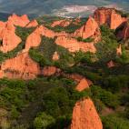 Desde el 1997 aparece en la lista de lugares declarados Patrimonio de la Humanidad. Las M&eacute;dulas entremezclan las colinas rojizas con la vegetaci&oacute;n.