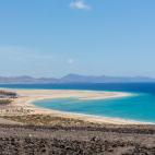Est&aacute; formada por nueve kil&oacute;metros de arena repartidos en cinco playas. Apuntan que cuando sube la marea es una zona perfecta para deportes acu&aacute;ticos.