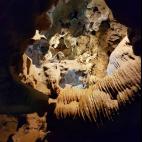 Est&aacute;n situadas en el parque natural de la Sierra de Espad&aacute;n y se componen de un r&iacute;o subterr&aacute;neo navegable de m&aacute;s de 2.750 metros.