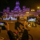 El punto de arranque de la marcha fue el Ministerio de Sanidad, Servicios Sociales e Igualdad, desde donde los manifestantes se dirigieron a Cibeles, que anoche se iluminó de morado en solidaridad con esta iniciativa, para luego tomar la Gran V...