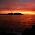 Ser el horizonte escogido para los &uacute;ltimos ocasos tiene que tener su premio. Es irremediable sentir la paz adue&ntilde;&aacute;ndose de todo tu ser al observar desde sus costas c&oacute;mo se ti&ntilde;e de rojo el inmenso paisaje. Si has...