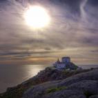 Aqu&iacute; confluyen dos &uacute;ltimas paradas: la de los peregrinos que realizan el Camino de Santiago y la del Astro Rey. En este punto del mapa, rodeado de leyendas, sientes algo que es complicado de explicar con palabras: las personas que ...