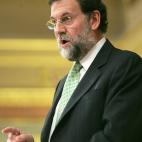 Competir con el moreno Benidorm de Eduardo Zaplana, que por aquel entonces seguía (junto a Ángel Acebes) en los escaños contiguos a Rajoy, exigía una corbata refulgente. Porque, seamos claros, el enemigo no era Zapatero, lo tenía sentado a...