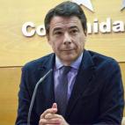 El presidente de la Comunidad de Madrid tiene una buena mata de pelo y opta por un peinado clásico.