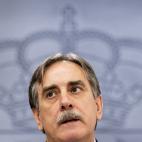 El ex ministro de Trabajo dejaba asomar una especie de flequillo lateral.