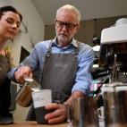 Poniendo cafés en Barry, el 7 de diciembre, en campaña.