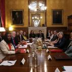 Su equipo y el de May, reunidos en Downing Street, en noviembre de 2017.