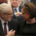 Con Mary Lou McDonald, líder del Sinn Fein, en el funeral de la periodista Lyra McKee.