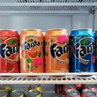 Latas de Fanta de sabores como manzana, melocotón o baya.