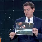 "&iquest;Sabe d&oacute;nde est&aacute; el milagro econ&oacute;mico del PP? En la c&aacute;rcel". Rivera us&oacute; esta frase acompa&ntilde;ada de la foto de Rato en el momento de su detenci&oacute;n. Pocos se han dado cuenta de que es exactamen...