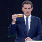 Pero, &iquest;d&oacute;nde est&aacute; la bandera en este debate? Rivera aprovech&oacute; el momento en el que habl&oacute; de la "tarjeta sanitaria &uacute;nica" para sacarla. Prometi&oacute; que si gobernaban llegar&iacute;a a casa de los espa...