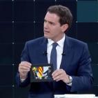 Hab&iacute;a aparecido Otegi y faltaba Torra. Pero para la foto de S&aacute;nchez con el presidente de la Generalitat, Rivera se lo ha trabajado m&aacute;s y la ha enmarcado y todo. &iquest;Qui&eacute;n habr&aacute; elegido el marco? Eso s&iacut...