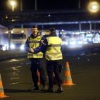 Agentes de la polic&iacute;a francesa controlan la frontera de Biriatou (Francia)