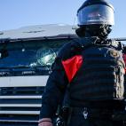 Un cami&oacute;n con la luna rota, tras un agente