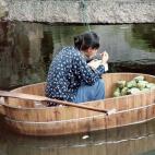 Al pueblo de Suzhou se le conoce como la pequeña Venecia china. Su casco histórico conserva las casas tradicionales entre pequeños canales de agua a modo de calles, que van a dar al Canal Imperial que servía para suministrar agua a las ciuda...