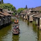 Se cree que este pueblo tiene más de 7.000 años y está dentro de la categoría de Pueblo Antiguo Representante de la Historia y Cultura China. Además de su obvia belleza, tiene varios rincones imprescindibles como la antigua casa de Mao Du...