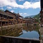 Es un lugar ideal para sumergirse en la cultura propia de los Dong y experimentar el calmado ritmo de vida en una auténtica aldea tradicional China: mujeres tiñendo telas a golpe de martillo, hombres labrando el campo y cientos de niños jugan...