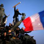 Enero de 2015. Un hombre sujeta un l&aacute;piz gigante durante la concentraci&oacute;n en Par&iacute;s en repulsa por los ataques contra Charlie Hebdo.