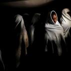 Agosto de 2018. Migrantes rescatados por Proactiva Open Arms aguardan en el barco antes de llegar a Algeciras.