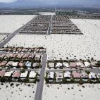 Abril de 2015. Imagen a&eacute;rea de las casas con piscina que se pueden ver en medio de la &aacute;rida &aacute;rea de Palm Springs, en California (EEUU).