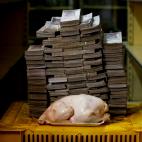 Agosto de 2018. Un pollo de 2 kilos junto a su valor: 14,6 millones de bol&iacute;vares.