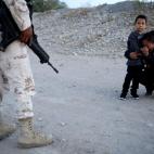 Julio de 2019. Una mujer de Guatemala llora y abraza a su hijo pidiendo a un soldado de la Guardia Nacional Mexicana que le deje cruzar la frontera a Estados Unidos.