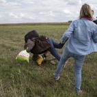 Septiembre de 2015. La reportera h&uacute;ngara Petra Laszlo zancadillea a un padre migrante que llevaba en brazos a su hijo.