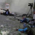 Abril de 2018. Varios periodistas caen tras una explosi&oacute;n en Kabul (Afganist&aacute;n).