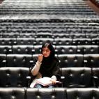 Octubre de 2013. La activista paquistan&iacute; Malala Yousafzai, firma un ejemplar de su libro Yo Soy Malala en Londres.