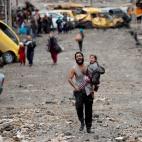 Marzo de 2017. Un hombre iraqu&iacute; llora mientras carga con su hija huyendo de Mosul, zona controlada por el Estado Isl&aacute;mico.
